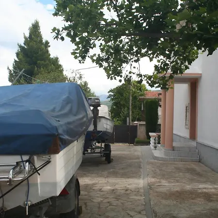 Plahuter 1 *