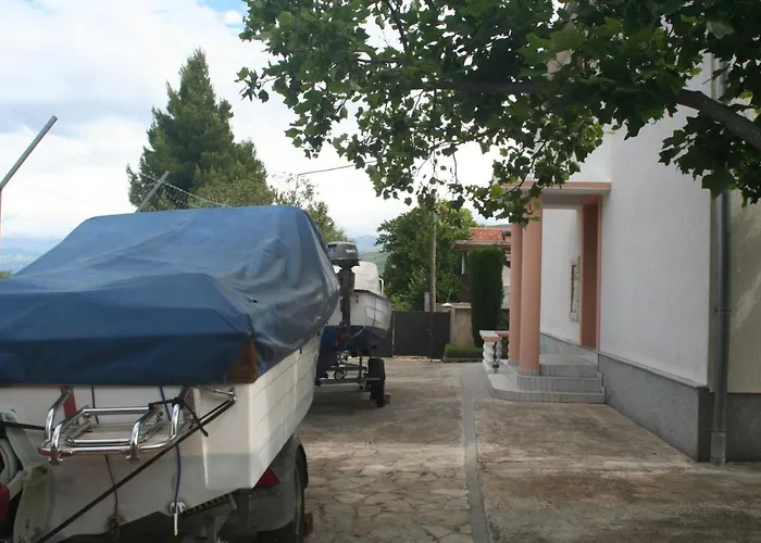 Plahuter 1 *